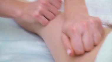 anti selülit masaj kadın uyluk yapıyor kadın masör elleri closeup