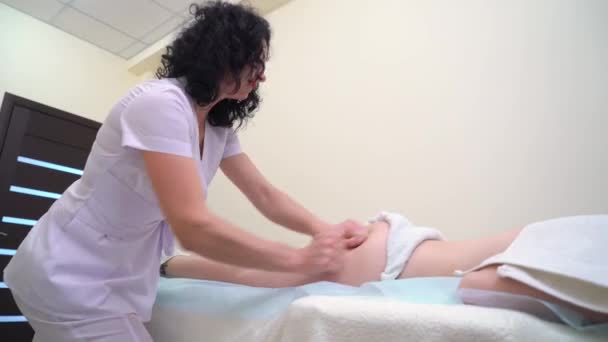 Vrouwelijke masseur doen anti cellulitis massage op de billen van jonge vrouw — Stockvideo