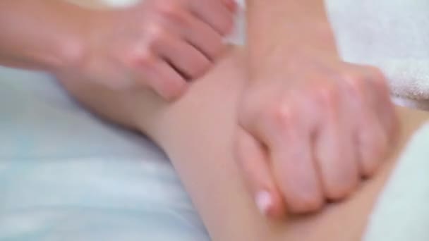 Close-up de mãos massagistas femininas fazendo massagem anti-celulite em coxas de mulher — Vídeo de Stock