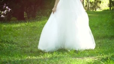 ağır çekimde güneşli Bahçe etrafında dönen gelin düşük doz