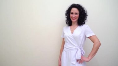 gülümseyen genç kadın tıbbi çalışan beyaz boş alan ile izole