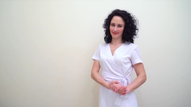 Usměvavá mladá žena s sepjaté ruce izolované na bílém s volného místa — Stock video