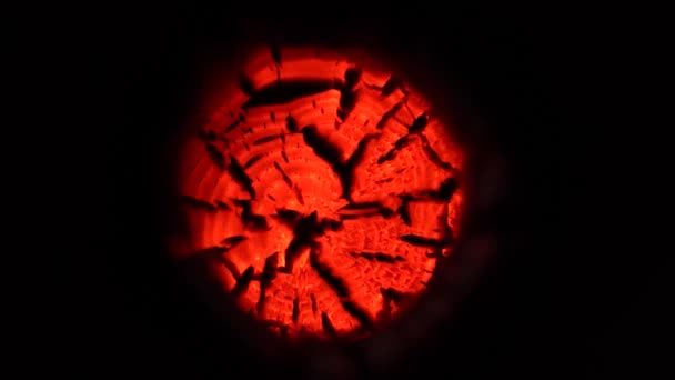 Closeup κόκκινο ζεστό ξύλο καταγραφής τη νύχτα σε αργή κίνηση — Αρχείο Βίντεο