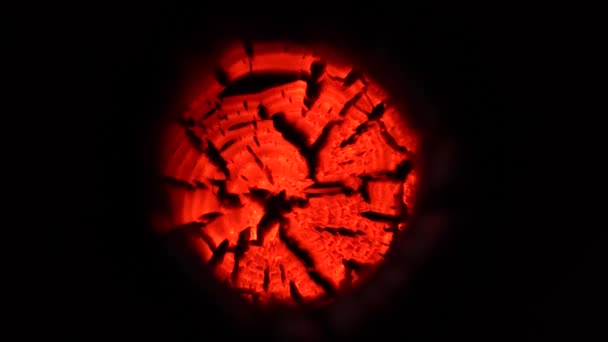 Close-up de madeira quente vermelha log à noite em câmera lenta — Vídeo de Stock