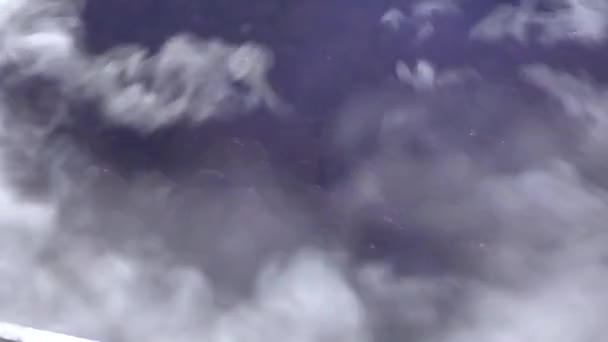 Close-up de nuvens de fumaça sobre paella cozido em grande chaleira turística em fogo aberto — Vídeo de Stock