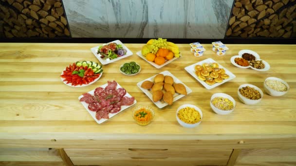 Leckeres Essen Vielfalt erscheint und verschwindet auf großen Holztisch — Stockvideo