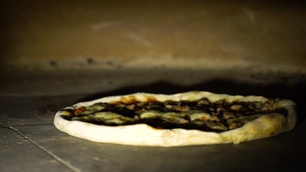 Κοντινό πλάνο του ψησίματος στο εσωτερικό μεγάλο εστιατόριο φούρνος για πίτσα — Αρχείο Βίντεο