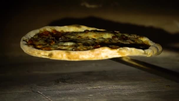 Preparar pizza italiana en un gran primer plano del horno tradicional — Vídeo de stock