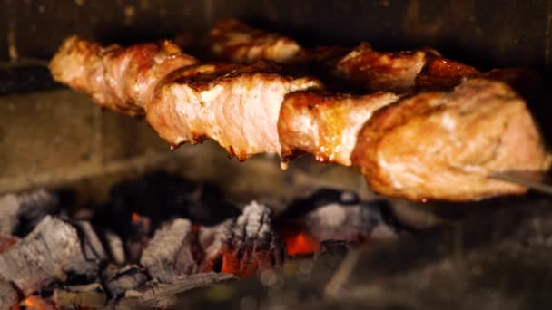 Gouttes de graisse de la viande rôtie sur charbon de bois grill gros plan — Video