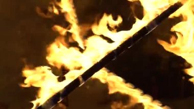 Yangın closeup metal konstrüksiyon ile orman arka plan üzerinde yanan alevler