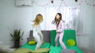 iki sevimli kız koltukta dans pijama