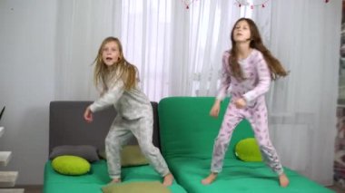 iki küçük kız koltukta dans pijama