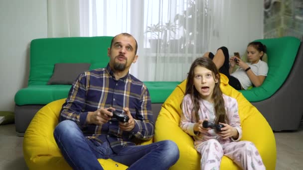 Apa és lánya időt együtt otthon — Stock videók