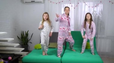 Üç kız koltukta dans pijama