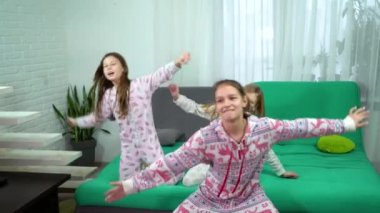 Üç sevimli kız evde dans pijama
