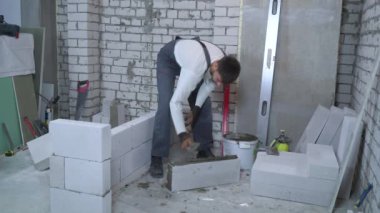 Gaz beton blok tarafında harç koyarak genç beyaz Oluşturucu