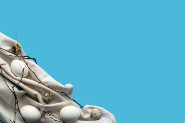 Ücretsiz ile mavi arka plan ve kopya alanı üstten görünüm izole Paskalya kompozisyon