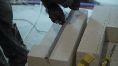 Gaz beton blok Armatür kesme için işaretleme inşaat işçisi