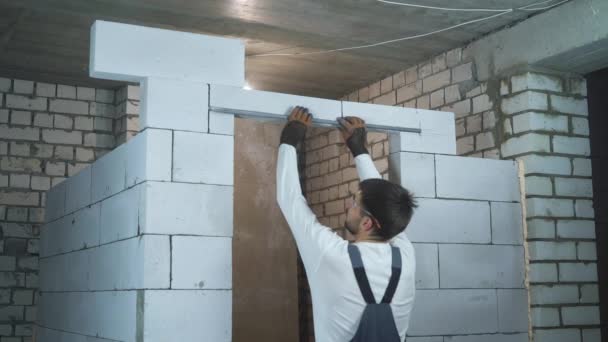 Bauarbeiter verstärkt Tür mit Armaturenstange — Stockvideo