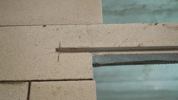 Низкоугольный снимок недавно построенного дверного проема, армированного арматурной сталью — стоковое видео