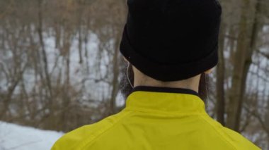 closeup arkadan görünüm spor giyim kış orman içinde duran adamın