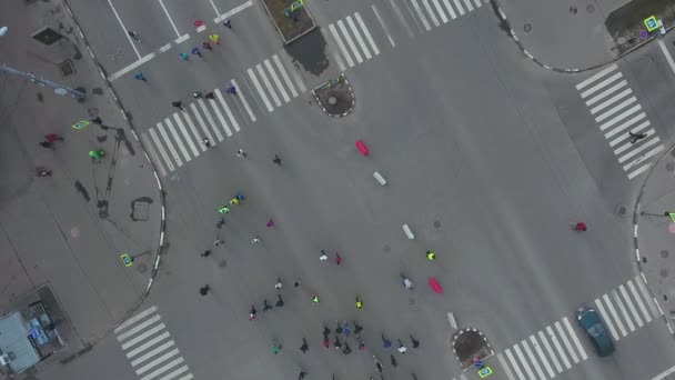 Aerial uppifrån skott av city road vägkorsning med personer som kör Marathon — Stockvideo