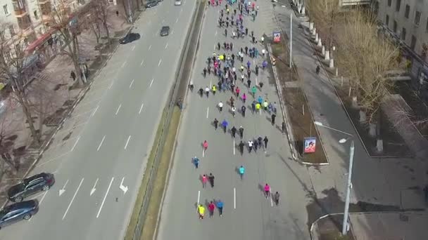 Antenowe wiele osób prowadzących maratonu przez drogi miasto — Wideo stockowe