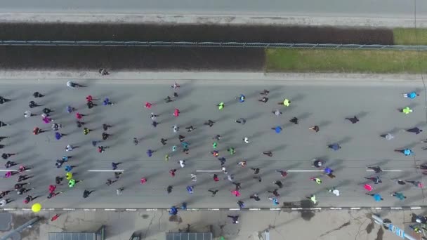 Aerial uppifrån skott av folksamling atletisk kör city Marathon — Stockvideo