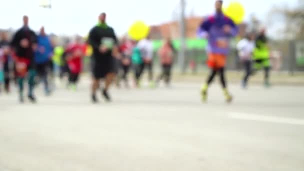 Folla sfocata colorata di persone che corrono alla maratona della città su strada asfaltata — Video Stock