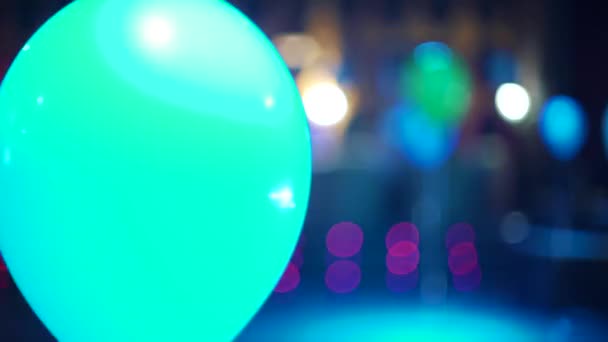 Palloncino illuminato con faretti colorati che si muovono in interni festosi — Video Stock