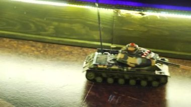 Uzaktan kumanda minyatür tank oyun tahtasında hareket camuflage ile