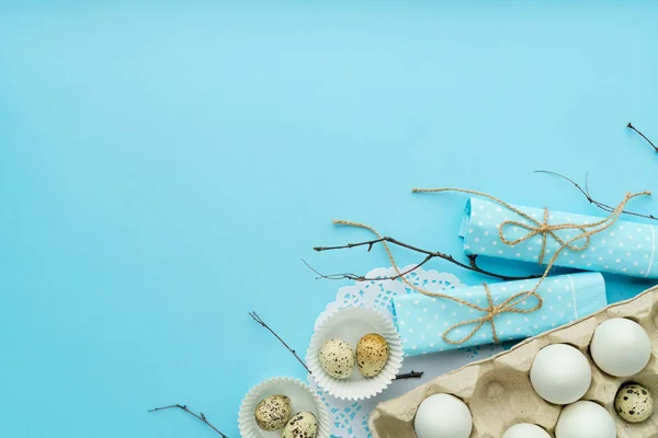Üstten Görünüm Paskalya kompozisyon ile ücretsiz ve üzerinde mavi arka plan izole kopya alanı