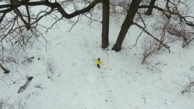 Sarı montlu kış orman halat ile atlama sakallı sporcunun hava