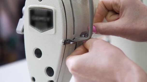 Close-up de mãos da mulher enfiando uma máquina de costura — Vídeo de Stock