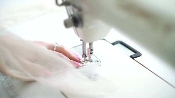Крупный план женских рук с маникюром стежком кусочков ткани на швейной машинке — стоковое видео