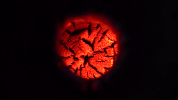 Close-up van wolken van rook afkomstig van rode hete hout log nachts in slow motion — Stockvideo