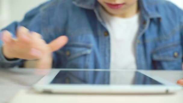 Nahaufnahme von Kinderfingern, die den Bildschirm des Tablets berühren, während sie online spielen — Stockvideo