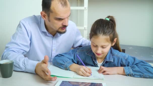 Arga far är irriterad med sin dotter gör läxor — Stockvideo