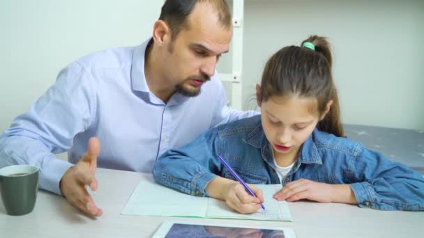 Fader att hjälpa sin dotter att göra läxor — Stockvideo