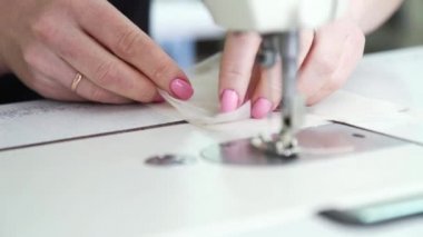 tatlı kadın terzi dikiş kumaş dikiş makinesi üzerinde eller