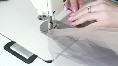 closeup terzi kumaş üzerine dikiş makinesi parçaları dikiş eller