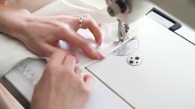 genç kadın closeup dikiş kumaş dikiş makinesi üzerine eller