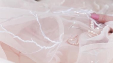 kadın el boncuk tül kumaş süsleme ile dikiş closeup