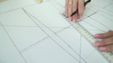 tatlı kadın terzi el dikiş desen kağıt üzerine çizim