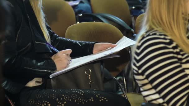 Vista recortada de la joven mujer tomando notas en la reunión de negocios — Vídeo de stock