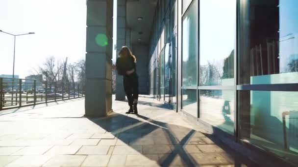 Mujer rubia bailarina contemporánea realizando su danza en la calle de la ciudad iluminada por el sol — Vídeo de stock