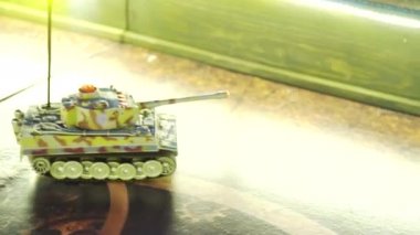 Radyo kontrollü ölçekli model tankı kamuflajı ile oyun tahtası hareket