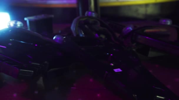 Laser tag Guns op tafel in donkere kamer van Entertainment Center — Stockvideo