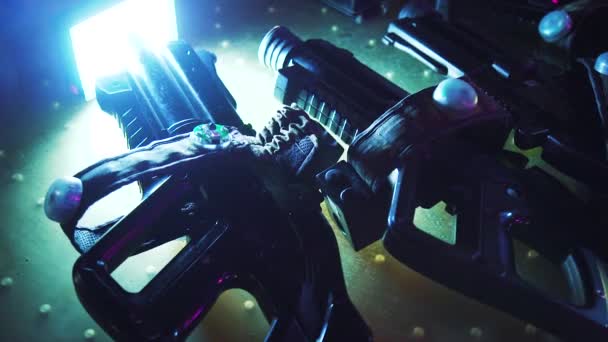 Kulomety pro hraní laserových značek v tmavé místnosti zábavního centra — Stock video