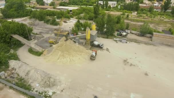 Tiro aéreo de transportador de trabalho de fábrica de concreto velho — Vídeo de Stock